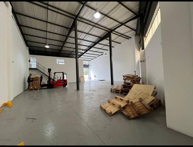 363M² WAREHOUSE TO LET IN OLIVEDALE